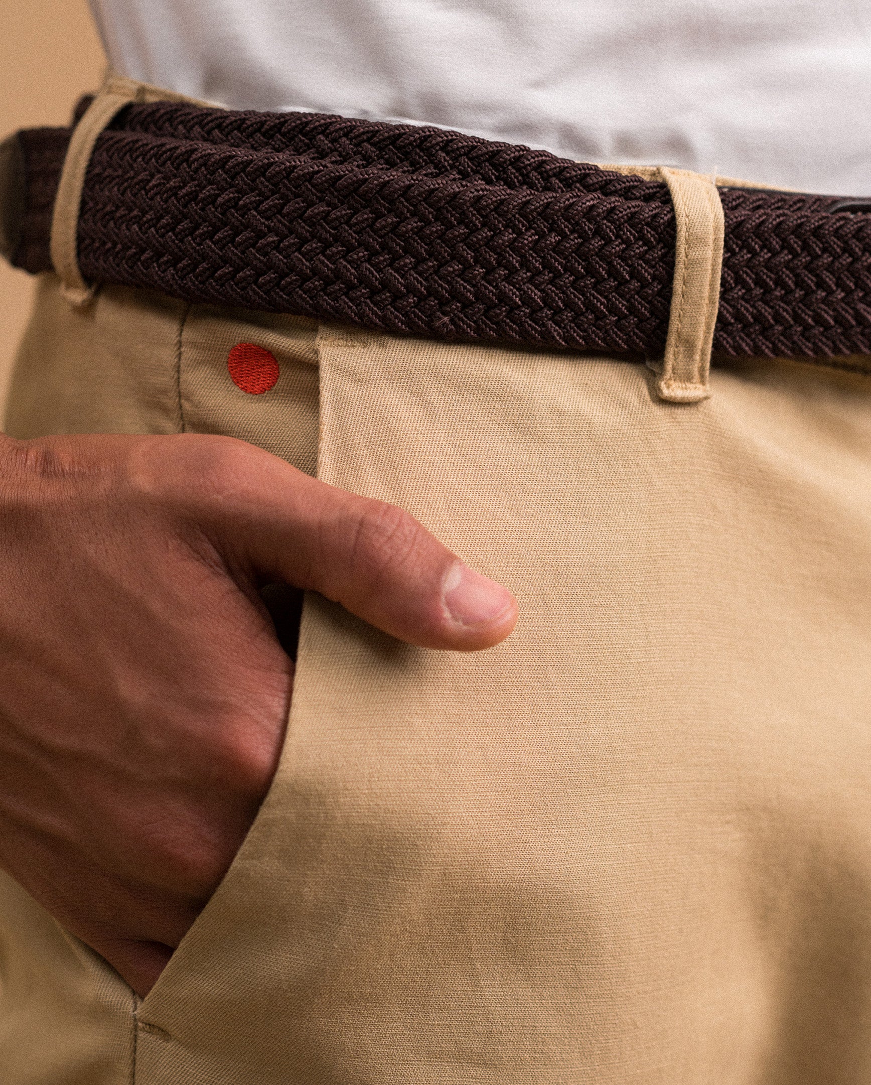 Khaki chino waist close-up — Encino pocket detail and brand pin | Palma Camisería