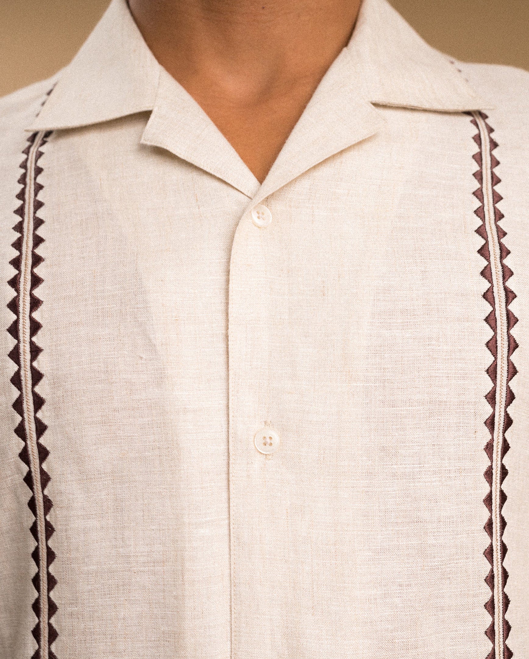 Guayabera linen shirt collar detail — camp collar with embroidered placket, beige | Palma Camisería