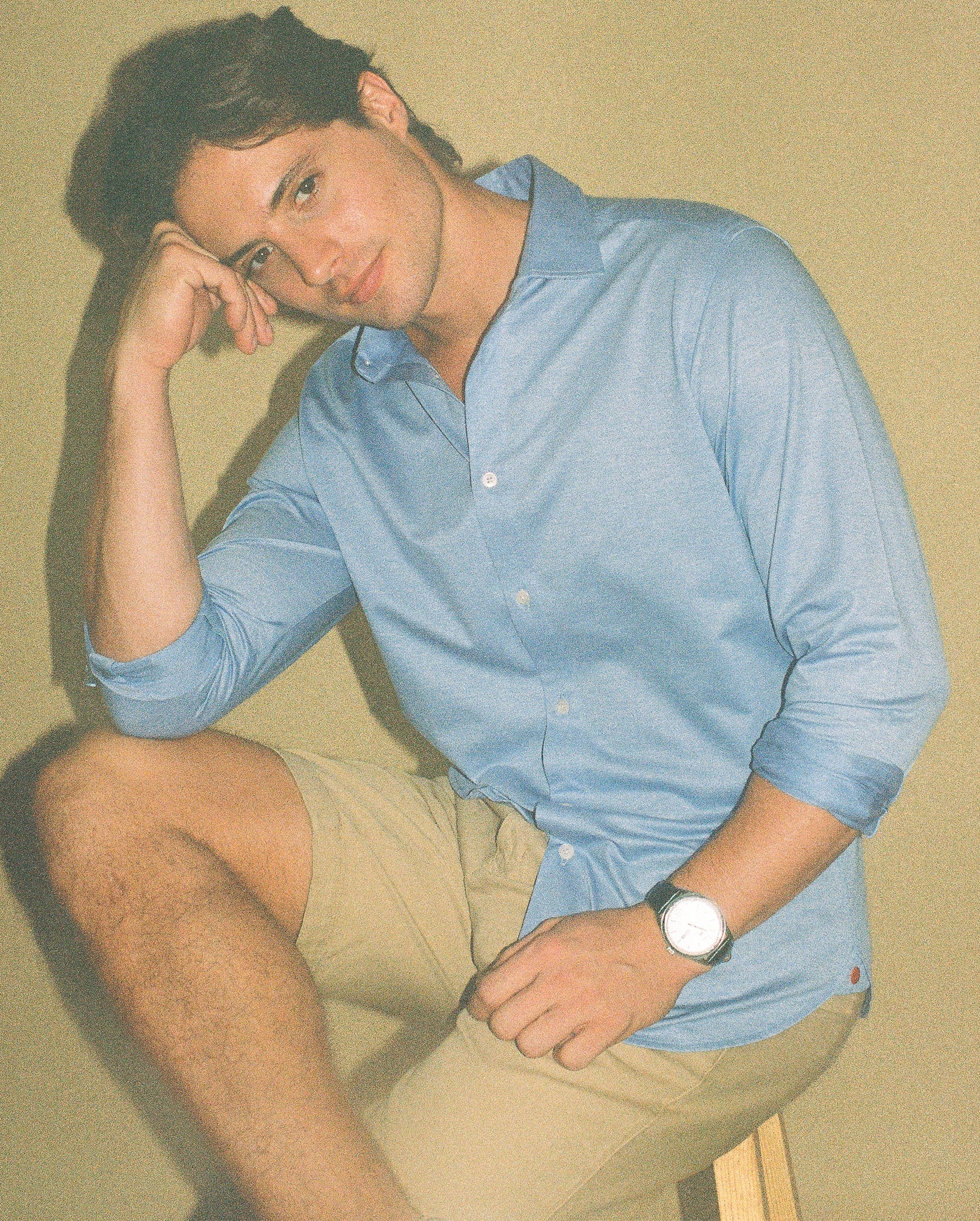 Khaki shorts lifestyle — Jacaranda men's shorts worn seated, casual summer style | Palma Camisería