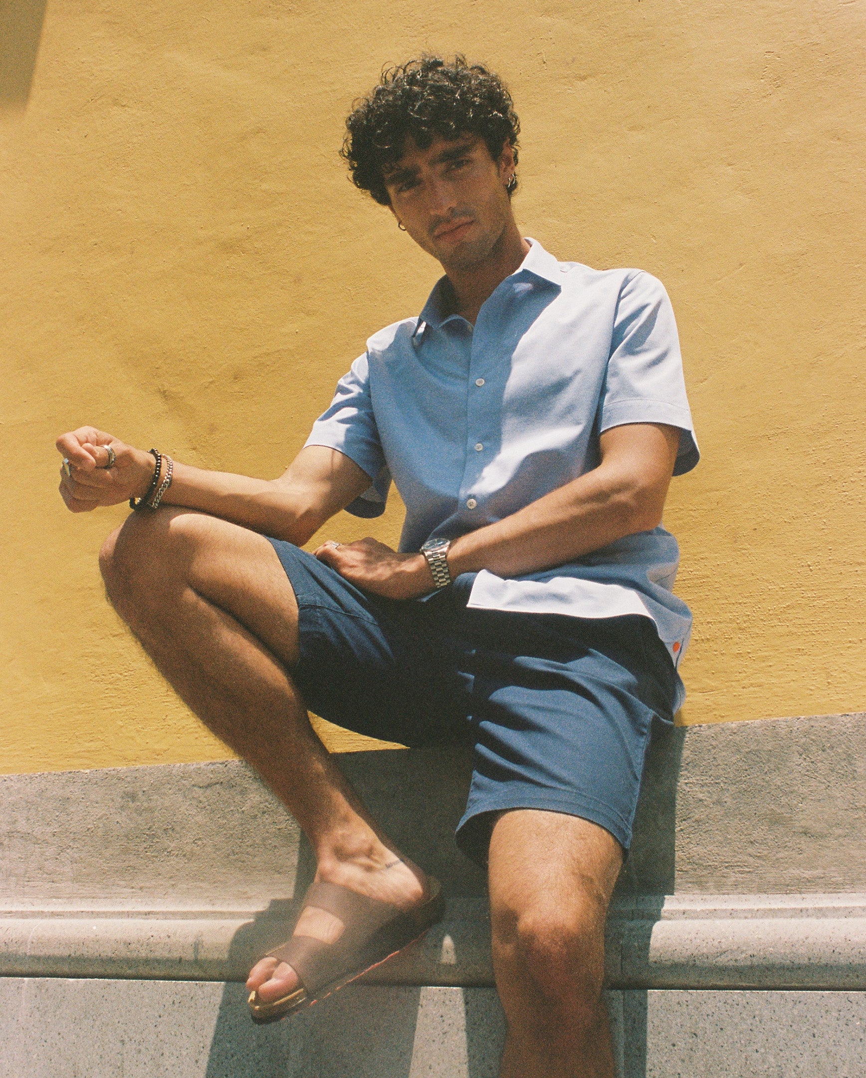 Navy shorts lifestyle — Jacaranda men's shorts worn outdoors, Mexico summer style | Palma Camisería