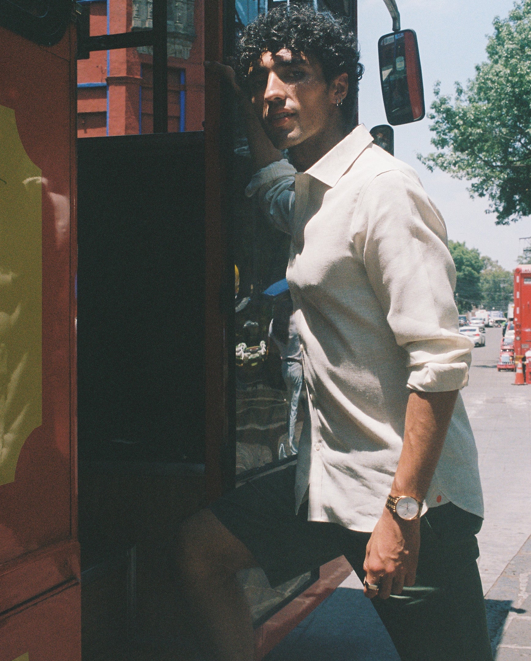 Rifle green shorts lifestyle — Jacaranda men's shorts worn in Mexico City street | Palma Camisería